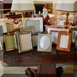 D06. Picture frames. 